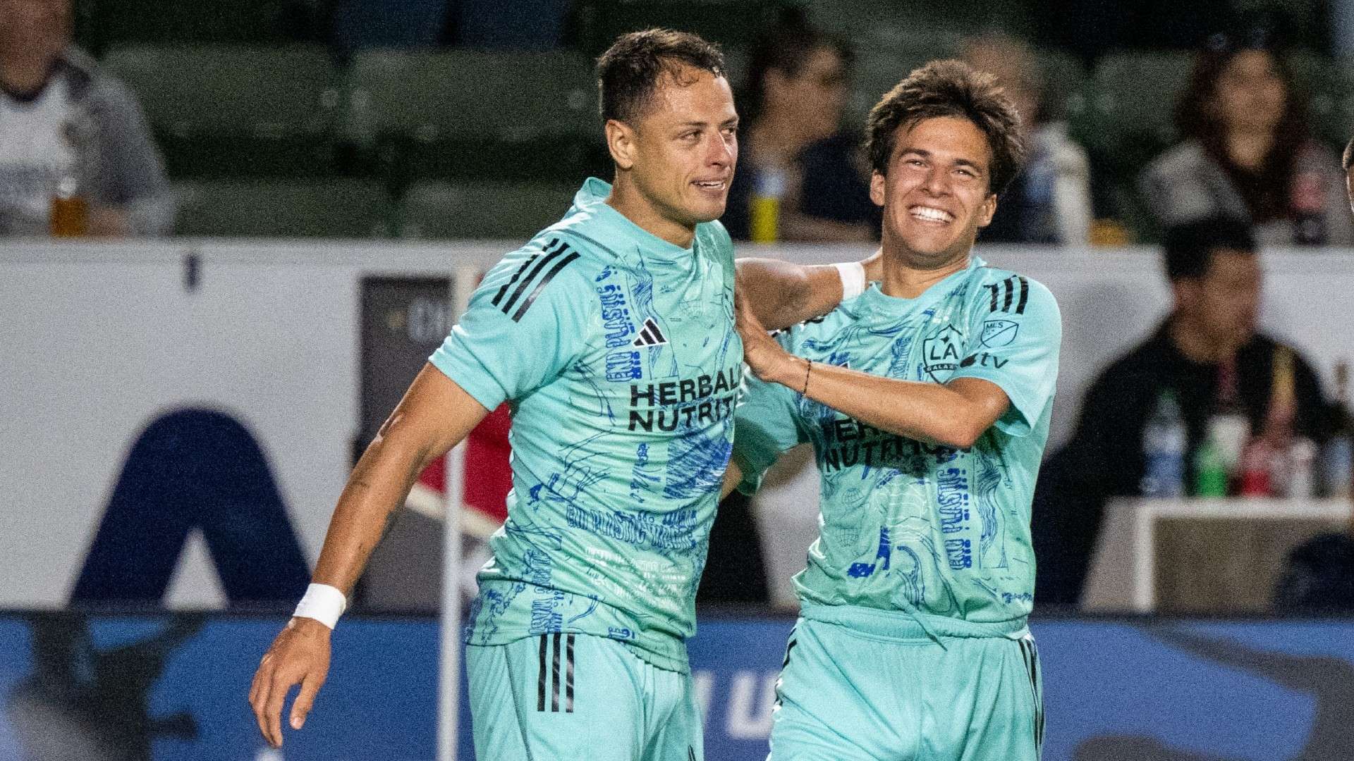 配合更加默 配合更加默