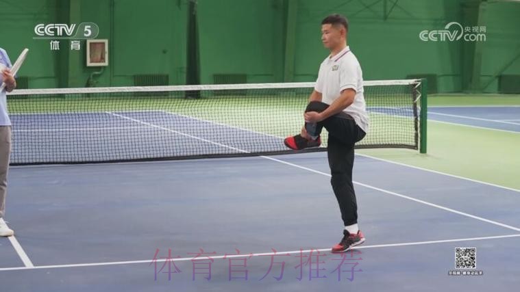 杨伟光带来打网球前的准备活动